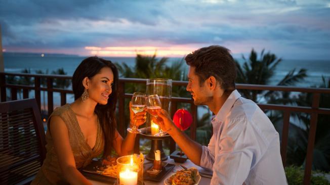 Una cena romántica un buen obsequio.