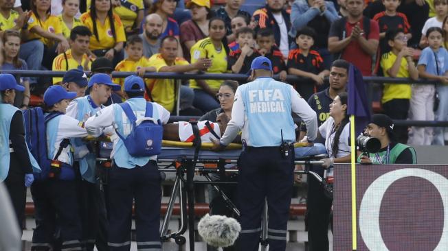 Yunaira López sale en camilla y luego en ambulancia.