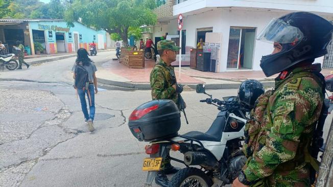 La presencia de los militares en los barrios ha permitido mantener el orden.