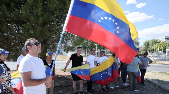 Venezolanos esperan la llegada de González al aeropuerto militar Torrejón de Ardoz, en España.