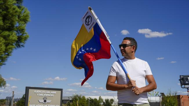 simpatizantes de Edmundo González Urrutia lo esperaron en la base aérea de Torrejón de Ardoz (Madrid).