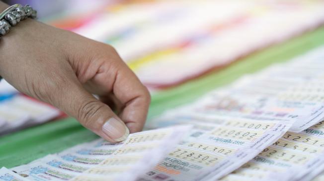 Los billetes repartidos ofrecen un premio que varía entre 5.000 a un millón de dólares.