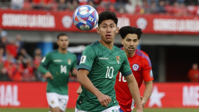 Miguel Terceros de Bolivia controla un balón este martes, en un partido de las eliminatorias sudamericanas para el Mundial de 2026 entre Chile y Bolivia en el estadio Nacional Julio Martínez Prádanos en Santiago (Chile). EFE/ Elvis González