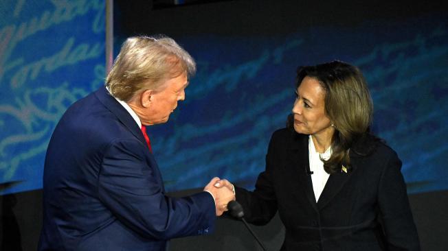 Momento en el que Kamala Harris y Donald Trump estrechan manos antes del debate.