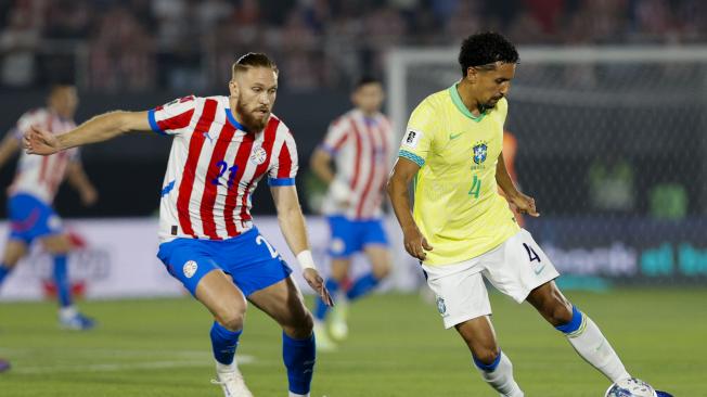 Isidro Pitta (i) de Paraguay disputa un balón con Marquinhos de Brasil este martes, en un partido de las eliminatorias sudamericanas para el Mundial de 2026 entre Paraguay y Brasil en el estadio Defensores del Chaco en Asunción (Paraguay). EFE/ Juan Pablo Pino