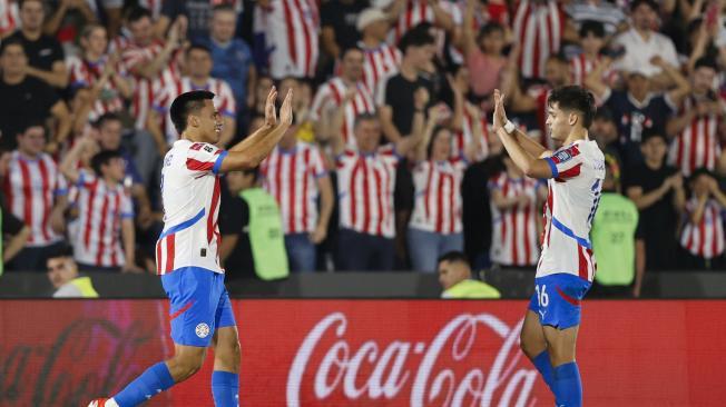 Diego Gómez (i) de Paraguay celebra un gol este martes, en un partido de las eliminatorias sudamericanas para el Mundial de 2026 entre Paraguay y Brasil en el estadio Defensores del Chaco en Asunción (Paraguay). EFE/ Juan Pablo Pino