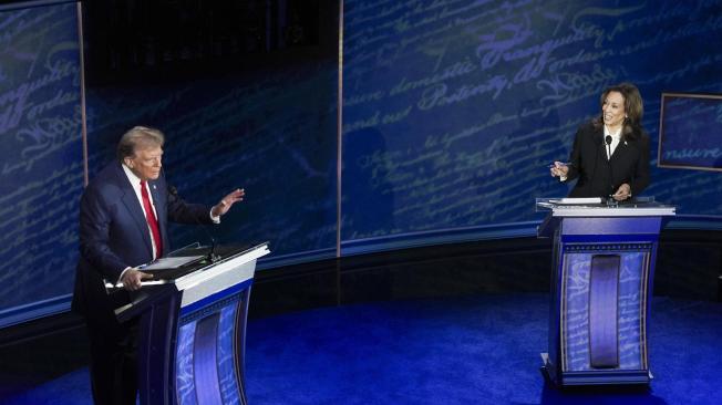 Donald Trump y Kamala Harris en el debate en Filaldelfia.