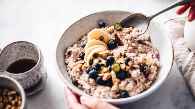 La avena se recomienda más a horas tempranas, como el desayuno.