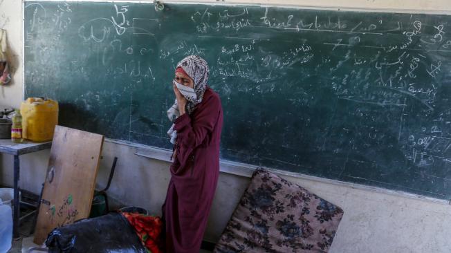 Nuseirat Camp (-), 11/09/2024.- An internally displaced Palestinian woman reacts at a UNRWA-run school, a school-turned-shelter known as al-Jaouni, following an Israeli air strike in Al-Nuseirat refugee camp, central Gaza Strip, 11 September 2024. According to the Palestinian Ministry of Health in Gaza, at least 18 Palestinians have been killed and dozens injured following Israeli air strikes. The Israeli military stated that it conducted a 'precise strike' on militants operating inside a Hamas command and control center in the area of Nuseirat in central Gaza. More than 40,000 Palestinians and over 1,400 Israelis have been killed, according to the Palestinian Health Ministry and the Israel Defense Forces (IDF), since Hamas militants launched an attack against Israel from the Gaza Strip on 07 October 2023, and the Israeli operations in Gaza and the West Bank which followed it. EFE/EPA/MOHAMMED SABER