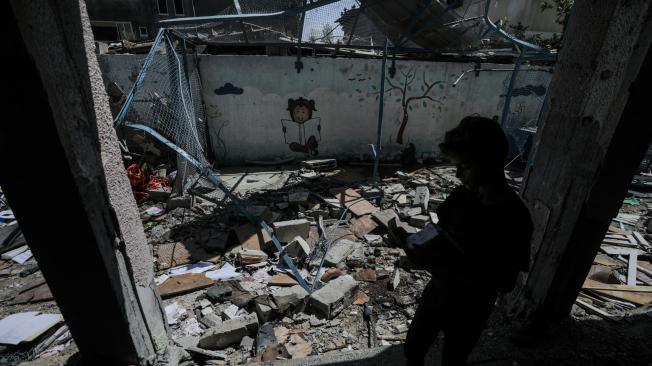 Al Nusairat Refugee Camp (---), 12/09/2024.- An internally displaced Palestinian boy inspects the rubble at the UNRWA-run school-turned-shelter of al-Jaouni, a day after the structure was hit by an Israeli airstrike, in Al-Nusairat refugee camp, central Gaza Strip, 12 September 2024. According to the Palestinian Ministry of Health in Gaza, at least 18 Palestinians were killed and dozens were injured in the strike. The United Nations agency for Palestine refugees (UNRWA) said at least six of their workers were among the victims. The Israeli military stated that it conducted a 'precise strike' on militants operating inside a Hamas command and control center in the area of Nuseirat in central Gaza. More than 41,000 Palestinians and over 1,400 Israelis have been killed, according to the Palestinian Health Ministry and the Israel Defense Forces (IDF), since Hamas militants launched an attack against Israel from the Gaza Strip on 07 October 2023, and the Israeli operations in Gaza and the West Bank which followed it. EFE/EPA/MOHAMMED SABER