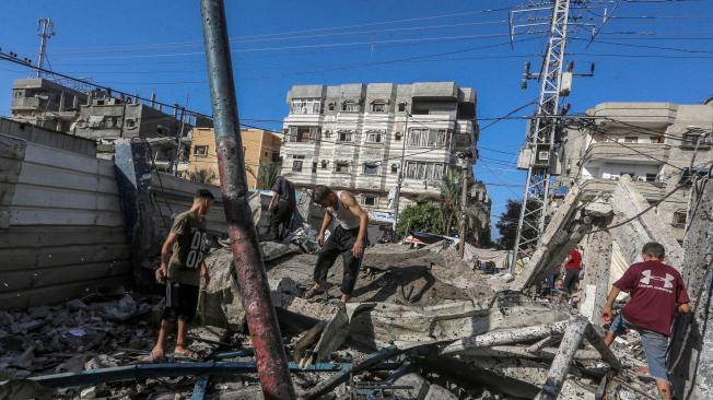 Nuseirat Camp (-), 11/09/2024.- Palestinians search for missing people under the rubble of a destroyed UNRWA-run school, a school-turned-shelter known as al-Jaouni, following an Israeli air strike in Al-Nuseirat refugee camp, central Gaza Strip, 11 September 2024. According to the Palestinian Ministry of Health in Gaza, at least 18 Palestinians have been killed and dozens injured following Israeli air strikes. The Israeli military stated that it conducted a 'precise strike' on militants operating inside a Hamas command and control center in the area of Nuseirat in central Gaza. More than 40,000 Palestinians and over 1,400 Israelis have been killed, according to the Palestinian Health Ministry and the Israel Defense Forces (IDF), since Hamas militants launched an attack against Israel from the Gaza Strip on 07 October 2023, and the Israeli operations in Gaza and the West Bank which followed it. EFE/EPA/MOHAMMED SABER