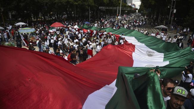 Miembros de la Asociación Nacional de Magistrados y Jueces de Distrito protestan contra la aprobación en el Senado de la reforma judicial.