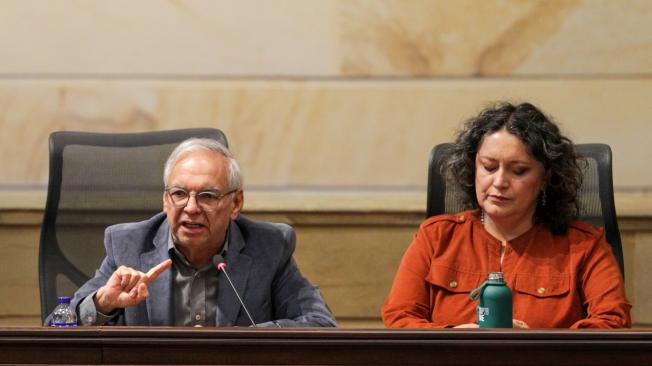 Ricardo Bonilla y Angélica Lozano en el debate del presupuesto