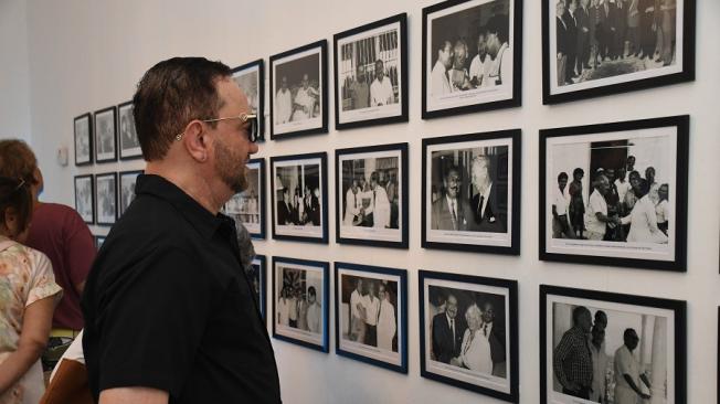 El cantautor Chelito De Castro observando la fotografía de su padre, don Chelo De Castro, junto al maestro José Consuegra Higgins.