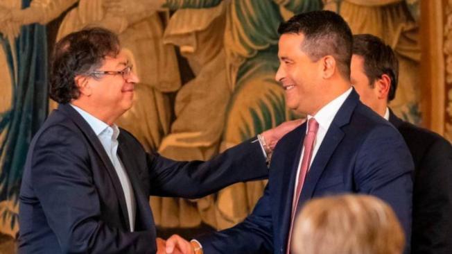 El presidente Gustavo Petro y el director de la UIAF, Luis Eduardo Llinás.