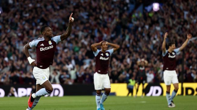 Jader Durán celebra con Aston Villa.