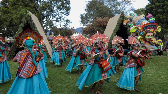 Parte de la fiesta del Festival Cordillera se produce fuera del escenario, en donde hubo bailes y actuaciones en homenaje a las culturas latinoamericanas.