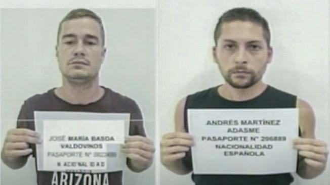 Una fotografía compuesta publicada el 15 de septiembre de 2024 de imágenes de video publicadas por la televisión estatal venezolana VTV muestra fotografías policiales de los ciudadanos españoles José María Basoa (L) y Andrés Martínez Adasme.