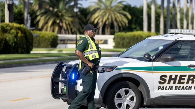 Autoridades atienden el intento de asesinato contra Donald Trump en su club de golf en Florida.