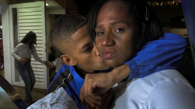 Pipe abraza a su mamá, en un Año Nuevo. Es una de las escenas finales de la producción.