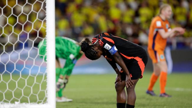 Linda Caicedo se lamenta tras la eliminación.