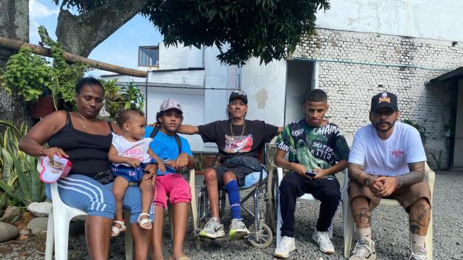 La familia de Johana Tenorio con sus hijos, dos de ellos, la pequeña Zoe y Pipe. Todos buscan superar adversidades.