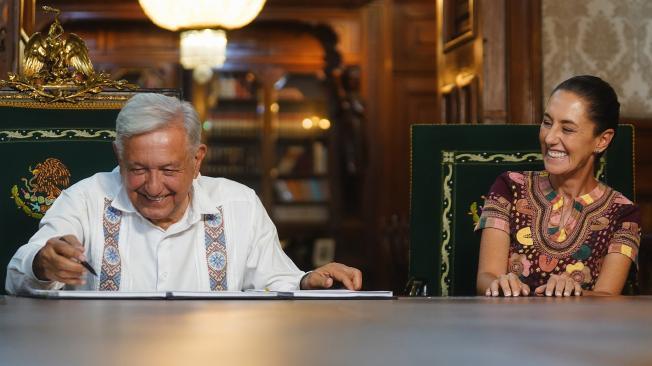 Fotografía cedida por la Presidencia de México, del mandatario mexicano Andrés Manuel López Obrador y de la presidenta electa de México, Claudia Sheinbaum durante un acto protocolario este domingo, en el Palacio Nacional de Ciudad de México (México). Obrador, con Sheinbaum como testigo de honor, firmó el decreto para la publicación de la reforma judicial, para elegir a los juzgadores por voto popular, en el Diario Oficial de la Federación (DOF). EFE/ Presidencia de México /SOLO USO EDITORIAL/SOLO DISPONIBLE PARA ILUSTRAR LA NOTICIA QUE ACOMPAÑA (CRÉDITO OBLIGATORIO)