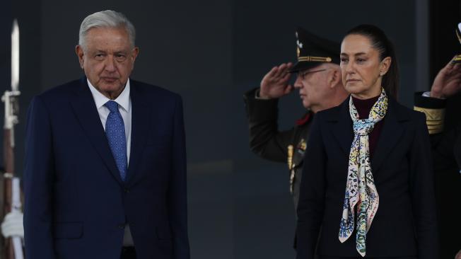 - La presidenta electa de México, Claudia Sheinbaum, y el presidente de México, Andrés Manuel López Obrador, participan en un acto protocolario este martes, en la Ciudad de México (México). La polémica reforma para elegir por voto popular al Poder Judicial que planteó López Obrador (2018-2024), avanzó un paso clave este miércoles tras aprobarse en el Senado de la República, una vez superó el trámite en la Cámara de Diputados la pasada semana. EFE/ Isaac Esquivel