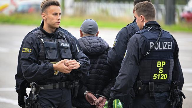 Agentes de policía alemanes detienen a un hombre en la frontera entre Alemania y Francia en Kehl.