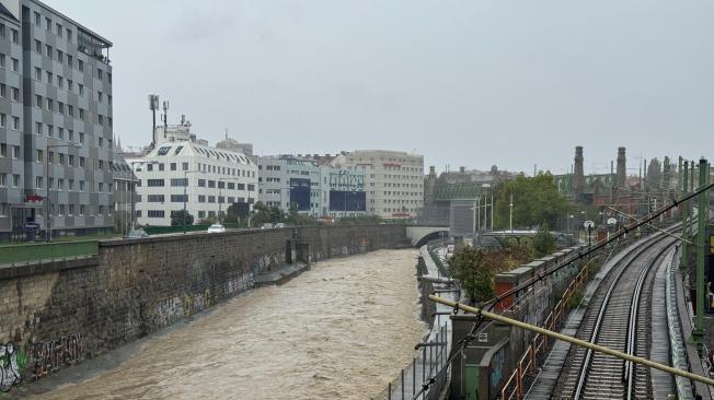 Fotografía del río Wien desbordado este domingo, en Viena (Austria). Austria declaró este domingo zona catastrófica el estado federado de Baja Austria, el más grande y poblado del país, debido a las fuertes lluvias que provocaron inundaciones históricas, forzando la evacuación de miles de personas y causando la muerte de un bombero. "Insto a todos los habitantes de Baja Austria en las regiones afectadas a prepararse para más lluvias e inundaciones, que permanezcan alerta y sigan las instrucciones de los servicios de emergencia. Esperamos desafíos de dimensiones históricas, especialmente en Waldviertel", advirtió la gobernadora de Baja Austria, Johanna Mikl-Leitner, tras una sesión informativa esta mañana. EFE/ Jordi Kuhs