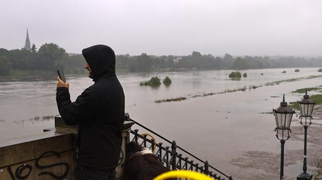 Dresden (Germany), 16/09/2024.- A man observes the swollen Elbe river in Dresden, Saxony, Germany, 16 September 2024. The Elbe river's water level has reached nearly six meters above its normal in the Dresden area, according to the State Flood Center. Floods caused by heavy rains have been battering central and eastern Europe since 13 September, with at least six dead in Romania, one dead and several missing in the Czech Republic, and alarming water levels recorded in Poland. (Inundaciones, República Checa, Alemania, Polonia, Rumanía, Dresde) EFE/EPA/FILIP SINGER