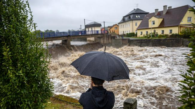 Un hombre observa el río Bela desbordado tras las fuertes lluvias en Mikulovice este sábado. EFE/MARTIN DIVISEK