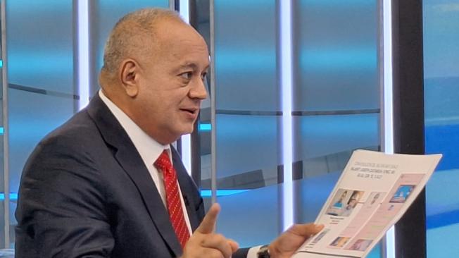 Fotografia cedida por prensa del Ministerio del Poder Popular para las Relaciones Interiores, Justicia y Paz, del ministro de ese gabinete, Diosdado Cabello, hablando durante una entrevista con el canal multiestatal Telesur este sábado, en Caracas (Venezuela). Cabello dijo que España "iba a suministrar mercenarios" para una supuesta operación -dirigida por Estados Unidos- contra el país caribeño, por la que están detenidos dos ciudadanos de la nación europea, que tenía como objetivo llevar a cabo actos "terroristas", entre ellos asesinar al presidente Nicolás Maduro. EFE/ Ministerio del Poder Popular para las Relaciones Interiores Justicia y Paz /SOLO USO EDITORIAL/SOLO DISPONIBLE PARA ILUSTRAR LA NOTICIA QUE ACOMPAÑA (CRÉDITO OBLIGATORIO)