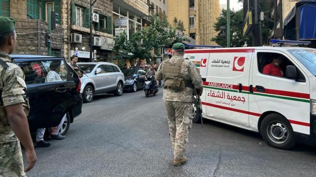 Ambulancias trasladan a los heridos tras la explosión de dispositivos de integrantes de Hezbolá en Líbano.