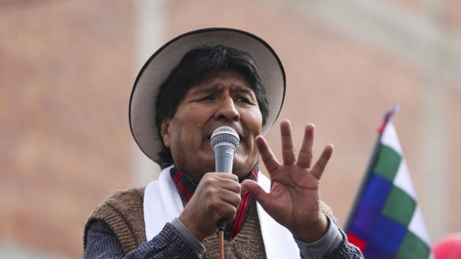 El expresidente de Bolivia y líder del oficialismo, Evo Morales, habla antes de una marcha este martes, en Caracollo (Bolivia). Morales inició una caminata desde el altiplano hacia La Paz para exigir respeto a su candidatura para las elecciones generales de 2025, en medio de acusaciones del Gobierno de Luis Arce de que busca dar un "golpe de Estado". EFE/ Luis Gandarillas