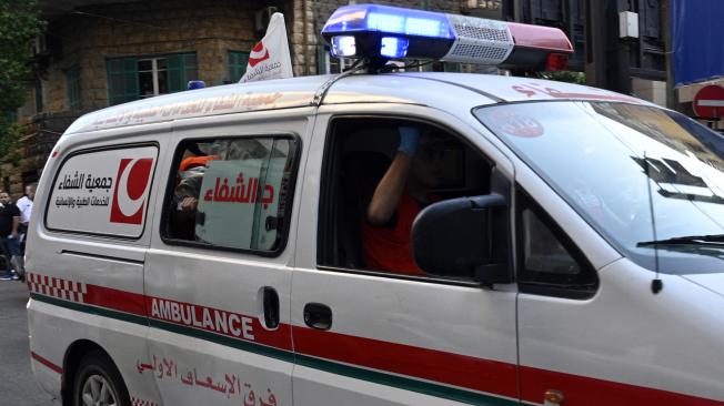 Beirut (Lebanon), 17/09/2024.- Una ambulancia llega al Centro Médico de la Universidad Americana de Beirut (AUBMC) después de un incidente que involucró dispositivos inalámbricos de miembros de Hezbolá en Beirut, Líbano