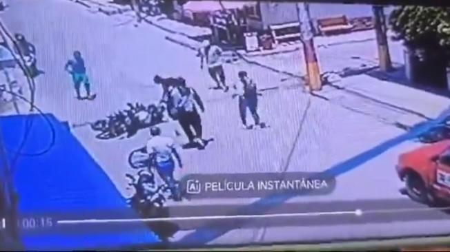 Personas ayudando a los accidentado.