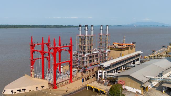 Fotografía de archivo del 8 de septiembre de 2024 del buque Emre Bey, realizando pruebas de generación eléctrica para entrar en operación, en el río Guayas, en Guayaquil (Ecuador).