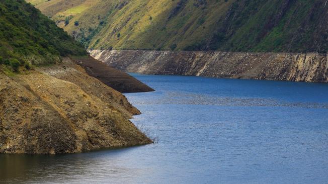 Fotografía del embalse Mazar este martes, en Sevilla de Oro (Ecuador).