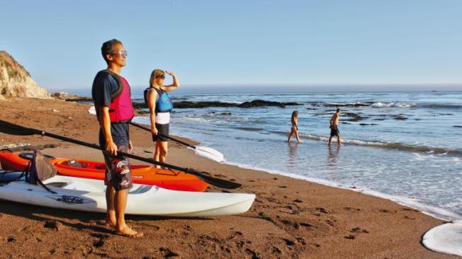 En la playa Pismo podrá disfrutar de actividades como paseos en kayak.