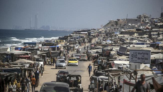 FOTODELDÍA Deir Al Balah (Gaza), 18/09/2024.- Refugios de palestinos desplazados en la playa de Deir Al Balah, en el centro de la Franja de Gaza, este miércoles. Según la ONU, al menos 1,9 millones de personas (o nueve de cada diez personas) en toda la Franja de Gaza son desplazados internos, incluidas personas que han sido desplazadas repetidamente. EFE/ Mohammed Saber