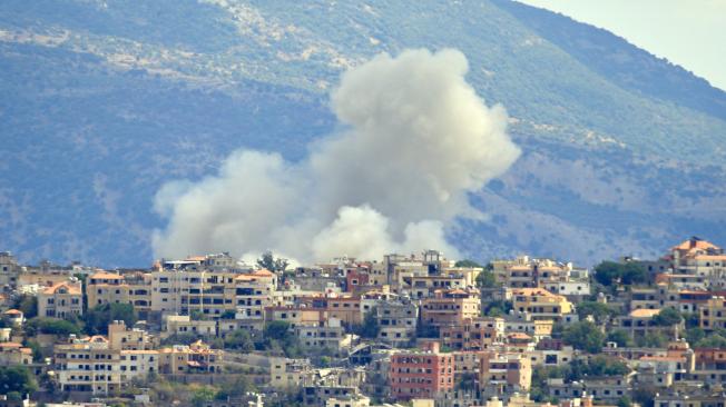 Humo de un ataque aéreo israelí en la localidad libanesa de Khiam, cerca de la frontera.