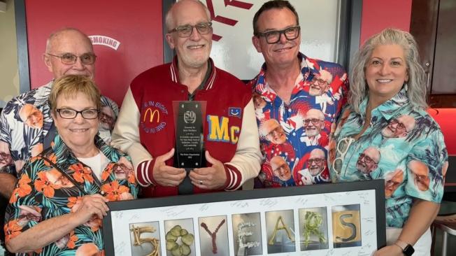 Steve Hurlburt fue reconocido por haber trabajado en McDonald's de Nueva York por 50 años