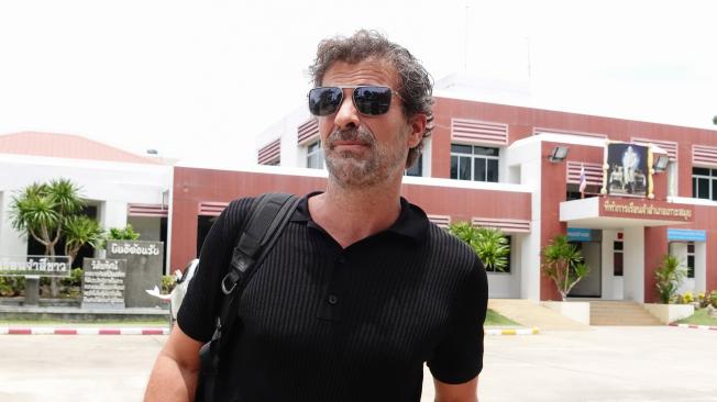 Koh Samui (Thailand), 06/09/2023.- Spanish actor Rodolfo Sancho, father of Spanish chef Daniel Sancho Bronchalo, leaves after visiting his detained son at a prison in Koh Samui island, southern Thailand, 06 September 2023. Thai police arrested 29-year-old Spanish national Daniel Sancho Bronchalo who is accused of killing Colombian surgeon Edwin Arrieta Arteaga and dismembering his body before dumping some parts in a rubbish dump and other parts including his head in the sea, police said. (España, Tailandia) EFE/EPA/SITTHIPONG CHAROENJAI..