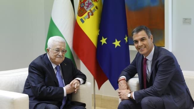 MADRID, 19/09/2024.- El presidente del Gobierno, Pedro Sánchez, durante la reunión mantenida con el presidente palestino Mahmud Abás (i), este jueves en el Palacio de La Moncloa. EFE/Javier Lizón