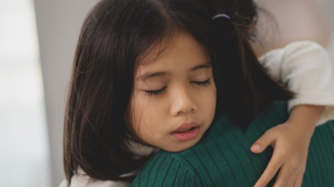 Los abrazos pueden ayudar a los niños con las vacunas.