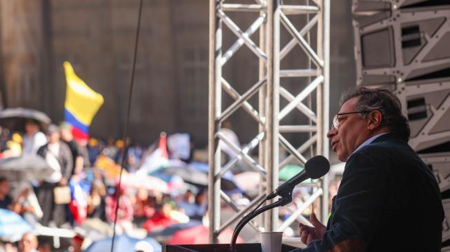 El presidente Gustavo Petro dando su discurso en la Plaza de Bolívar, en lo que se denominó la 'marcha de las canas'.