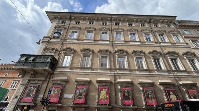 El Palazzo Bonaparte está en el corazón de Roma. El edificio estuvo cerrado al público hasta 2019. Y desde entonces ha tenido exposiciones multitudinarias como la de Vincent Van Gogh y otra de los cuadros desconocidos de los impresionistas.