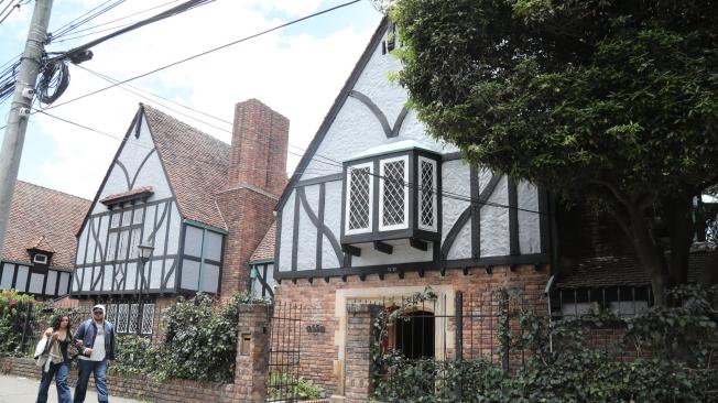 El restaurante está ubicado en la carrera 13 # 75-33 en una histórica casa de conservación arquitectónica construida en 1947 por Nemesio Camacho.