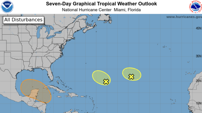 Las tres ondas tropicales que están monitoreando el NHC. Una de ellas está próxima al estado de Texas.